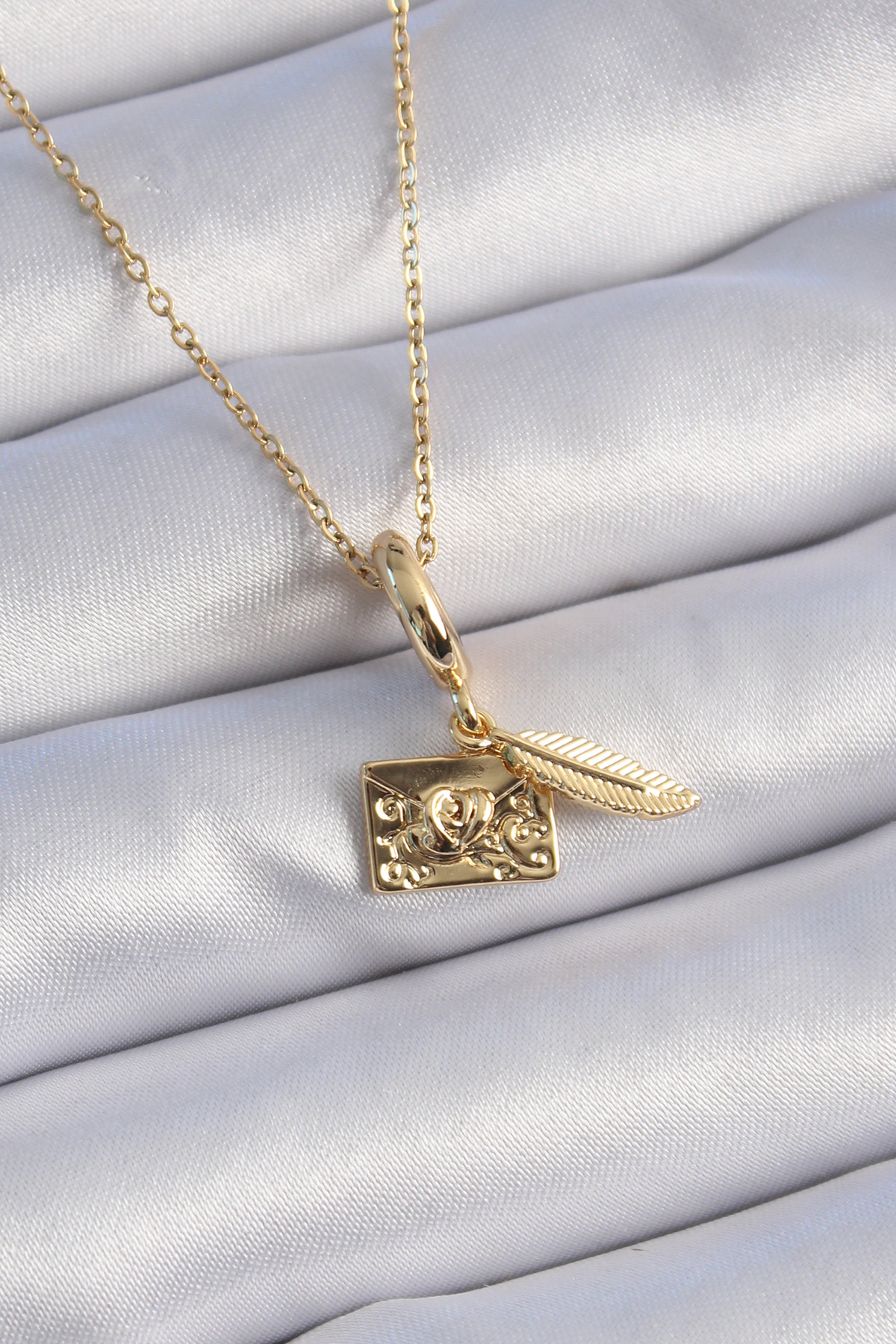 316L Çelik Gold Renk Kalp Detay Mektup Figür Charm Model Kadın Kolye 5886 1 316L Çelik Gold Renk Kalp Detay Mektup Figür Charm Model Kadın Kolye 5886