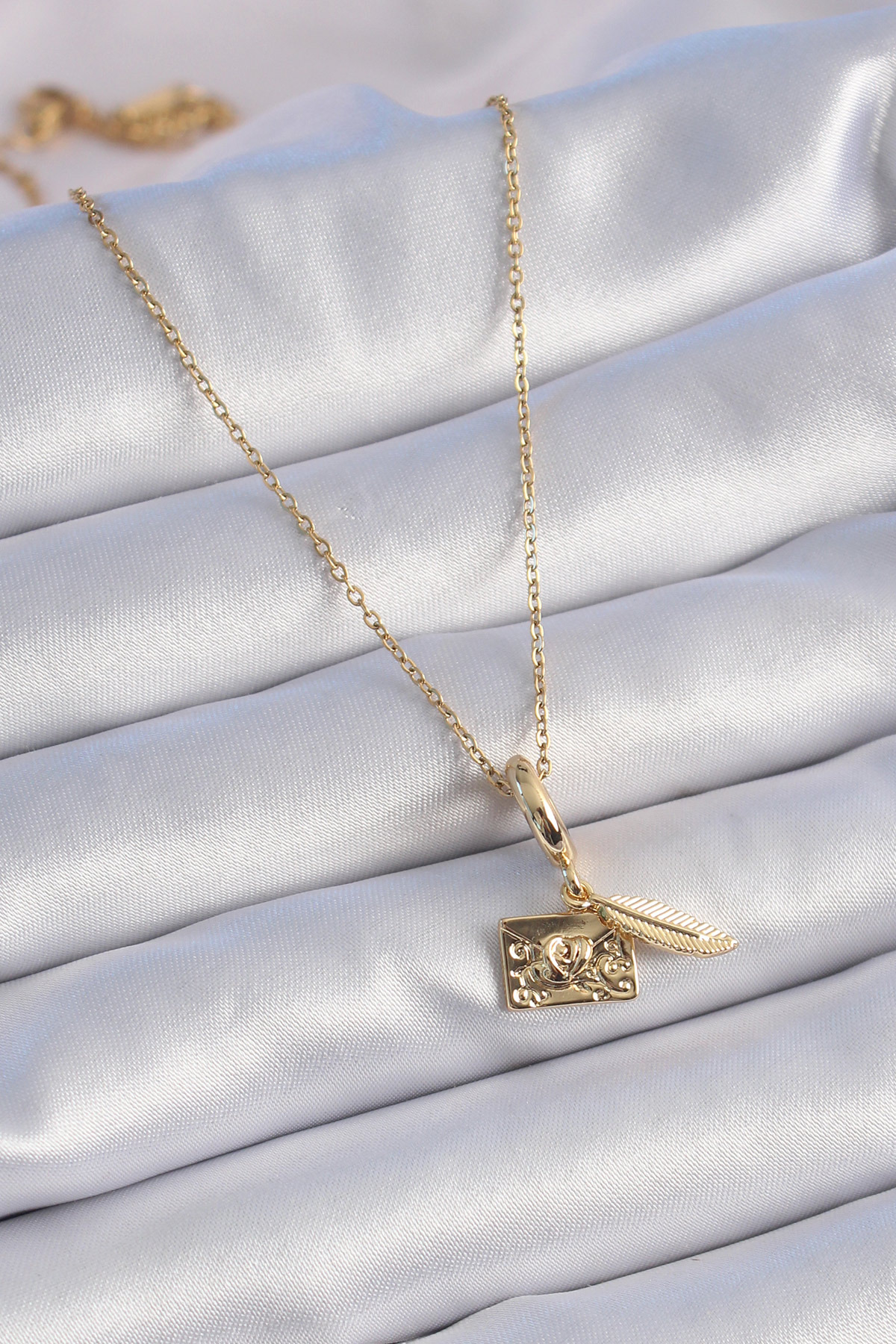 316L Çelik Gold Renk Kalp Detay Mektup Figür Charm Model Kadın Kolye 5886 2 316L Çelik Gold Renk Kalp Detay Mektup Figür Charm Model Kadın Kolye 5886 - Görsel 2