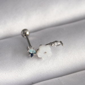 316L Çelik Gümüş Renk Zirkon Taş Detay Beyaz Çiçek Model Tragus Piercing 5886