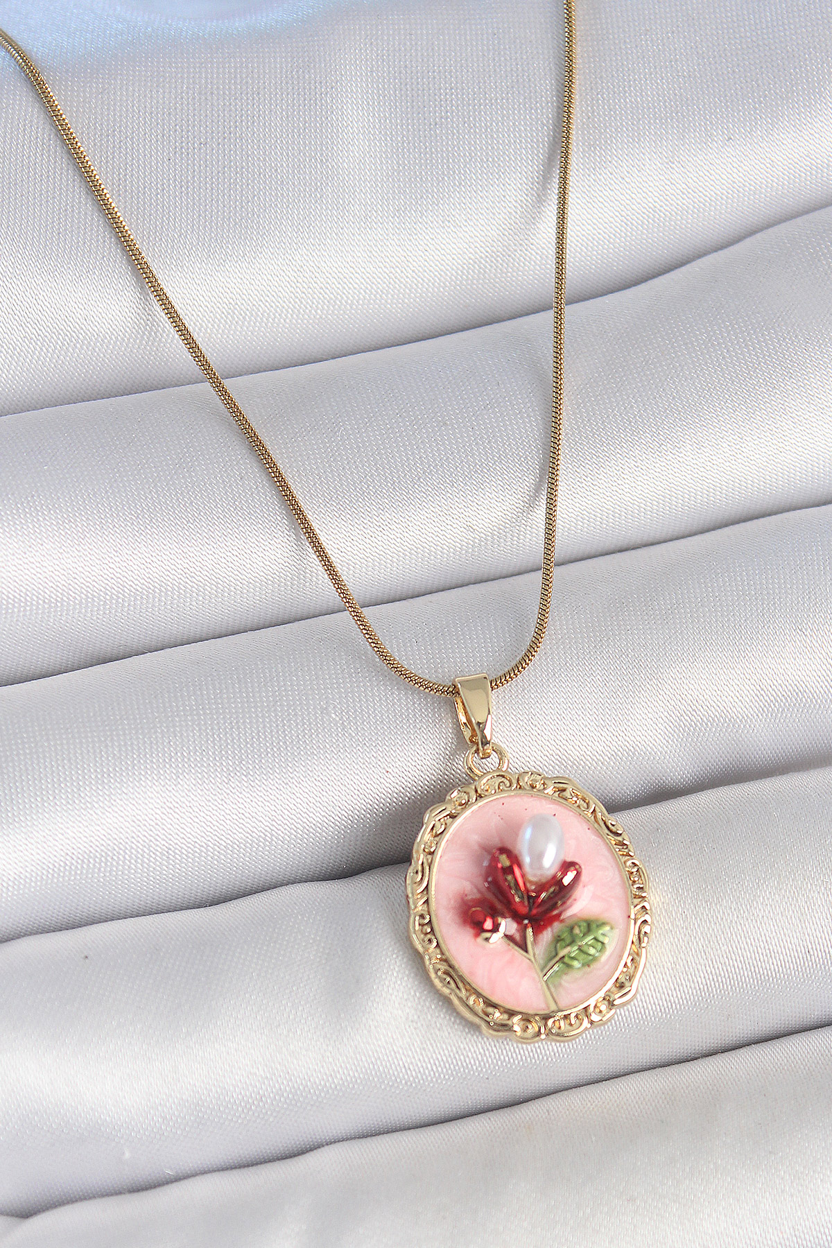 316L Çelik Gold Renk Zincir Pembe Mineli İncili Çiçek İşlemeli Portre Model Kadın Kolye 5886 1 316L Çelik Gold Renk Zincir Pembe Mineli İncili Çiçek İşlemeli Portre Model Kadın Kolye 5886
