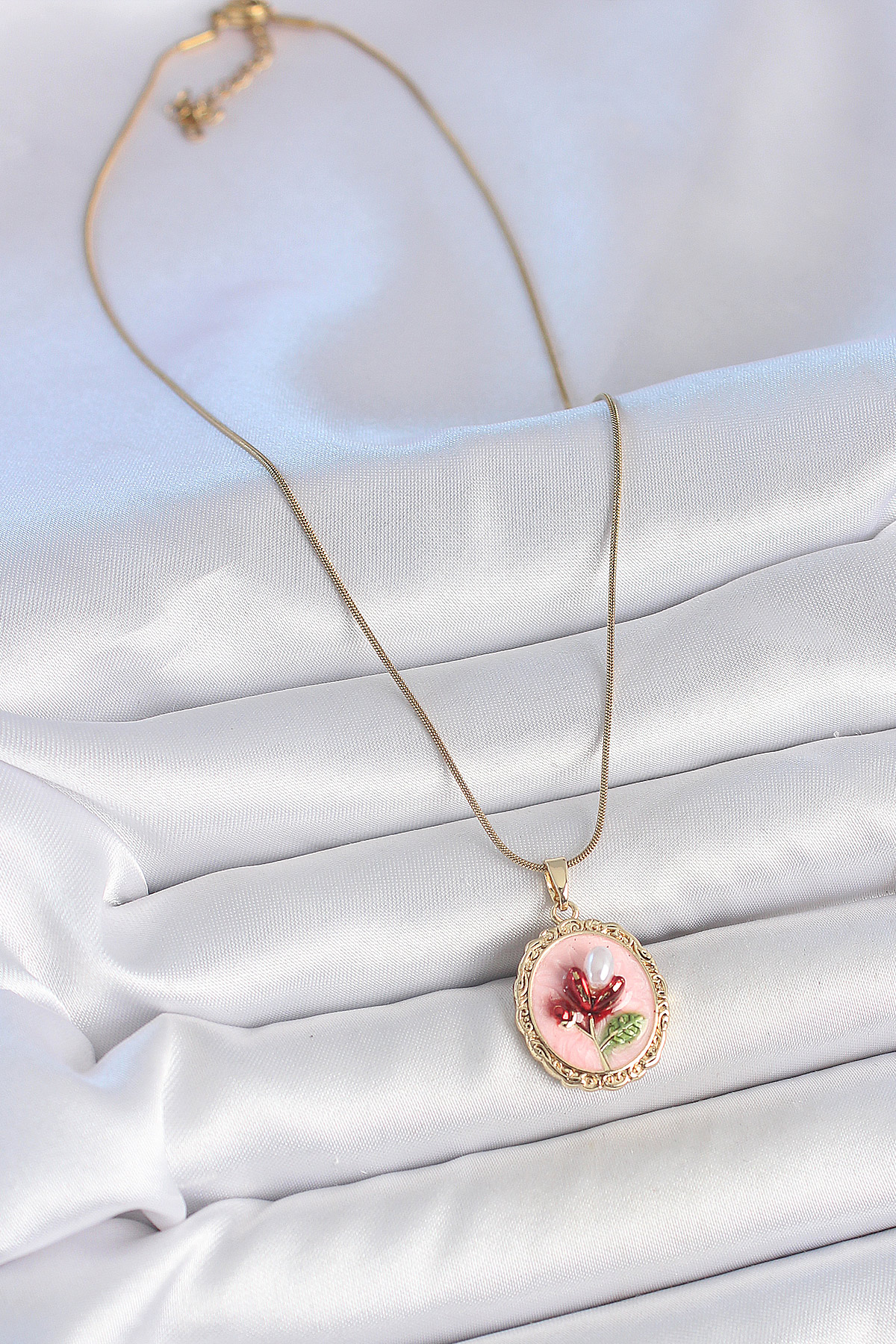 316L Çelik Gold Renk Zincir Pembe Mineli İncili Çiçek İşlemeli Portre Model Kadın Kolye 5886 2 316L Çelik Gold Renk Zincir Pembe Mineli İncili Çiçek İşlemeli Portre Model Kadın Kolye 5886 - Görsel 2
