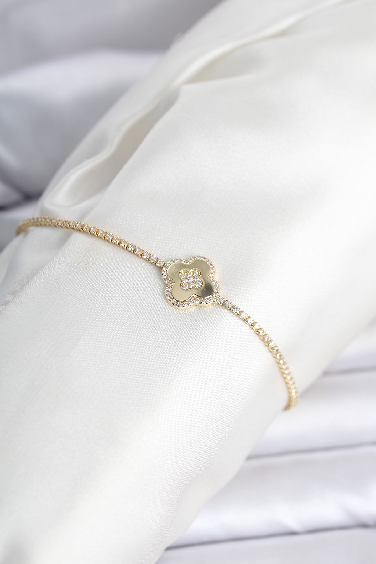 Pirinç Gold Renk Zirkon Taşlı Yonca Model Su Yolu Kadın Bileklik 5886 1 Pirinç Gold Renk Zirkon Taşlı Yonca Model Su Yolu Kadın Bileklik 5886