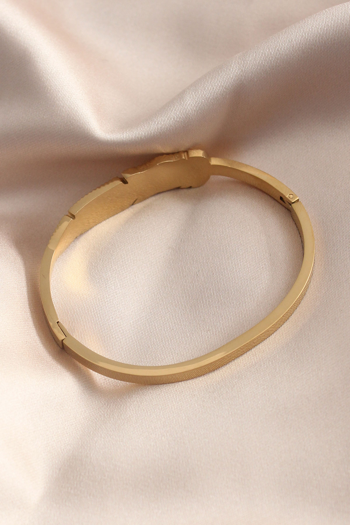 Gold Renk Yaprak Model Zirkon Taş Detay Kelepçe Kadın Bileklik 5886 2 Gold Renk Yaprak Model Zirkon Taş Detay Kelepçe Kadın Bileklik 5886 - Görsel 2