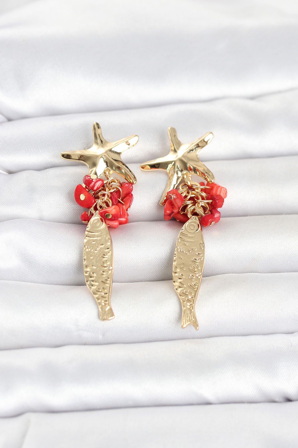 Deniz Yıldızı ve Balık Detaylı Kırmızı Taşlı Gold Renk Kadın Küpe 5886 1 Deniz Yıldızı ve Balık Detaylı Kırmızı Taşlı Gold Renk Kadın Küpe 5886