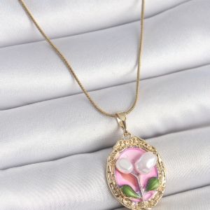 316L Çelik Gold Renk Zincir Pembe Mineli İncili Çiçek İşlemeli Portre Model Kadın Kolye 5886