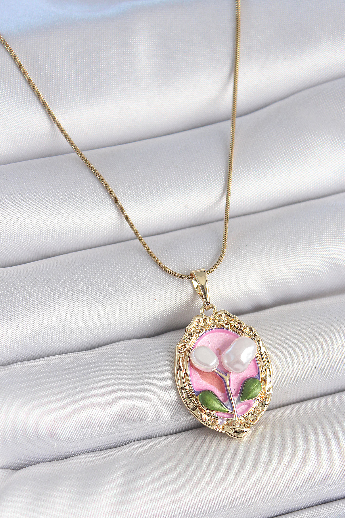 316L Çelik Gold Renk Zincir Pembe Mineli İncili Çiçek İşlemeli Portre Model Kadın Kolye 5886 1 316L Çelik Gold Renk Zincir Pembe Mineli İncili Çiçek İşlemeli Portre Model Kadın Kolye 5886