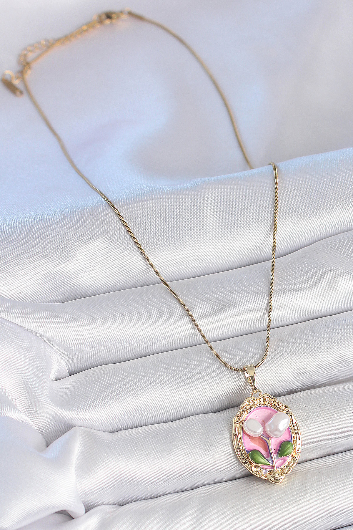 316L Çelik Gold Renk Zincir Pembe Mineli İncili Çiçek İşlemeli Portre Model Kadın Kolye 5886 2 316L Çelik Gold Renk Zincir Pembe Mineli İncili Çiçek İşlemeli Portre Model Kadın Kolye 5886 - Görsel 2