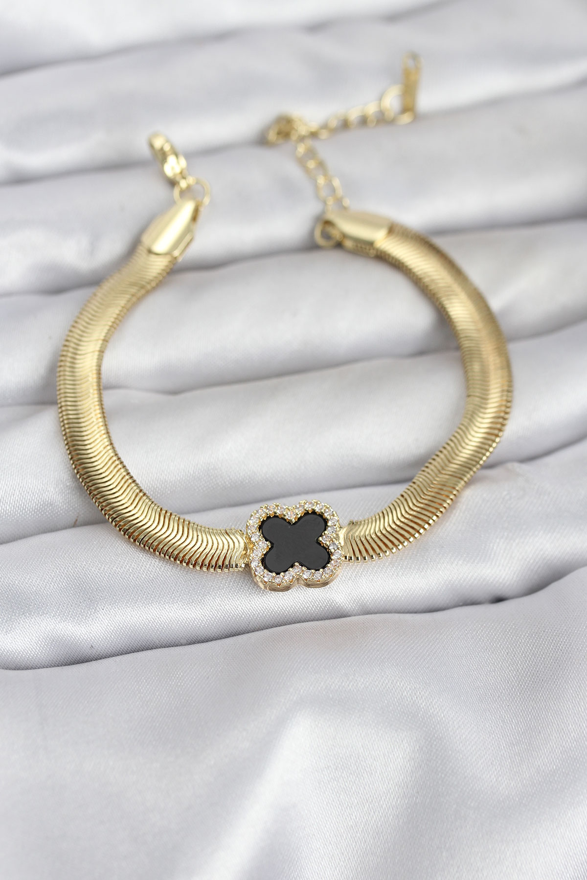 316L Çelik Gold Renk Siyah Yonca Model Zirkon Taşlı Yılan Zincirli Kadın Bileklik 5886 1 316L Çelik Gold Renk Siyah Yonca Model Zirkon Taşlı Yılan Zincirli Kadın Bileklik 5886