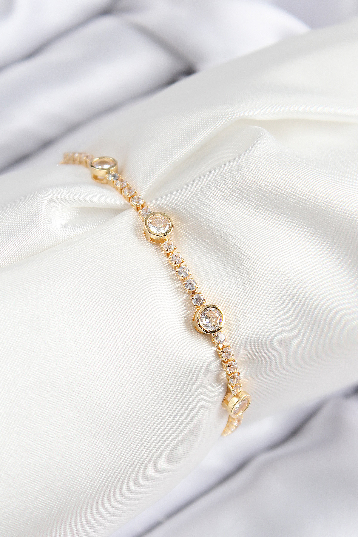 Pirinç Zirkon Taşlı Daire Model Gold Renk Asansörlü Kadın Bileklik 5886 1 Pirinç Zirkon Taşlı Daire Model Gold Renk Asansörlü Kadın Bileklik 5886