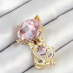 Pembe Zirkon Taşlı Kap Detaylı Kedi Figürlü Gold Renk Kadın Broş 5886