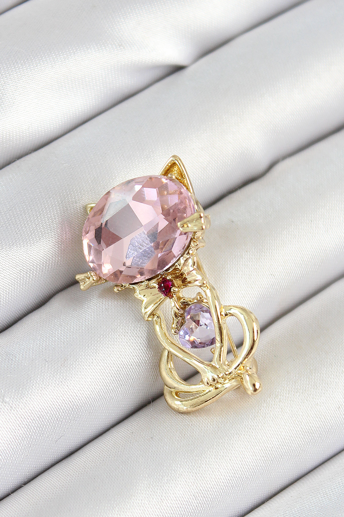 Pembe Zirkon Taşlı Kap Detaylı Kedi Figürlü Gold Renk Kadın Broş 5886 1 Pembe Zirkon Taşlı Kap Detaylı Kedi Figürlü Gold Renk Kadın Broş 5886