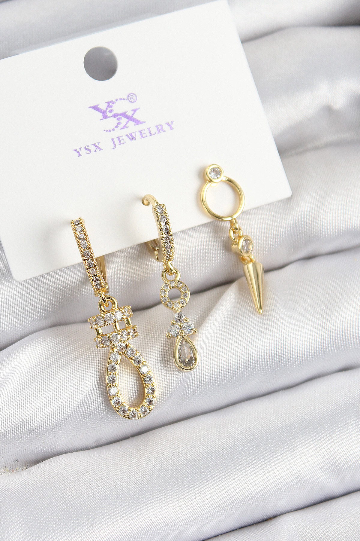Pirinç Zİrkon Taşlı Sallantılı Model Gold Renk 3'lü Kadın Küpe 5886 1 Pirinç Zİrkon Taşlı Sallantılı Model Gold Renk 3'lü Kadın Küpe 5886