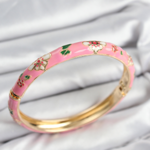 Mineli Pirinç Pembe Çiçek Motifli Gold Kadın Kelepçe 5886