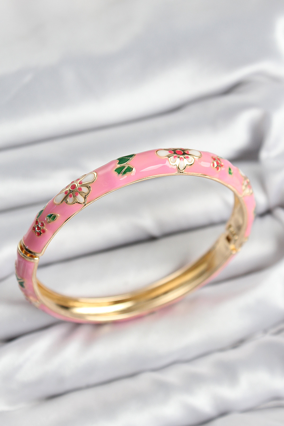 Mineli Pirinç Pembe Çiçek Motifli Gold Kadın Kelepçe 5886 1 Mineli Pirinç Pembe Çiçek Motifli Gold Kadın Kelepçe 5886