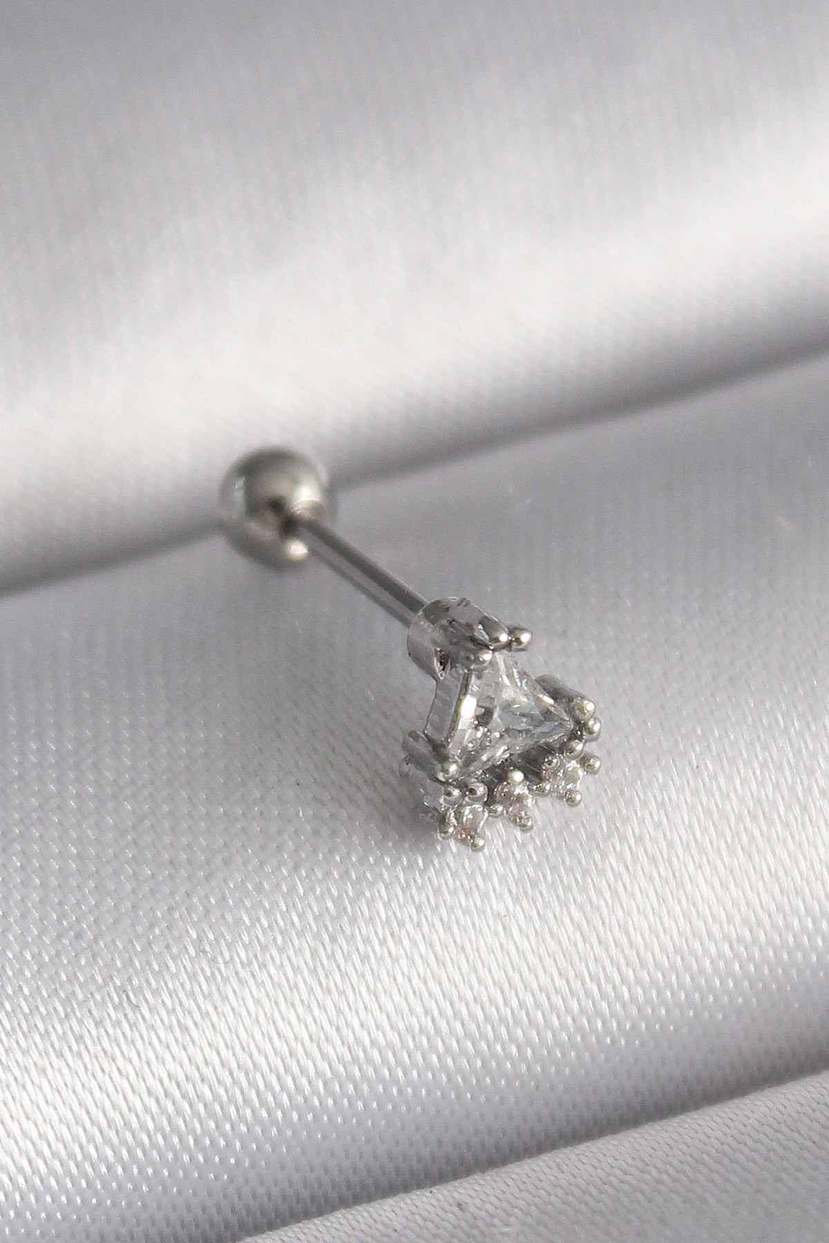 316L Çelik Gümüş Renk Üçgen Zirkon Taşlı Tragus Piercing 5886 1 316L Çelik Gümüş Renk Üçgen Zirkon Taşlı Tragus Piercing 5886