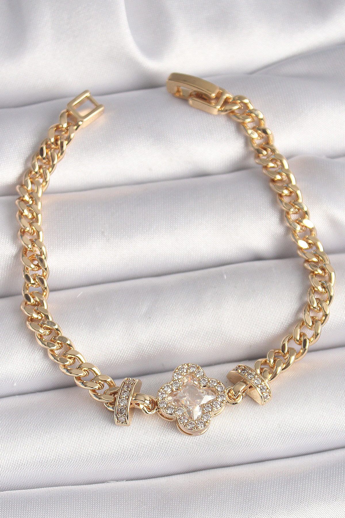 Pirinç Gold Renk Zirkon Taşlı Yonca Figür Zincir Model Kadın Bileklik 5886 1 Pirinç Gold Renk Zirkon Taşlı Yonca Figür Zincir Model Kadın Bileklik 5886