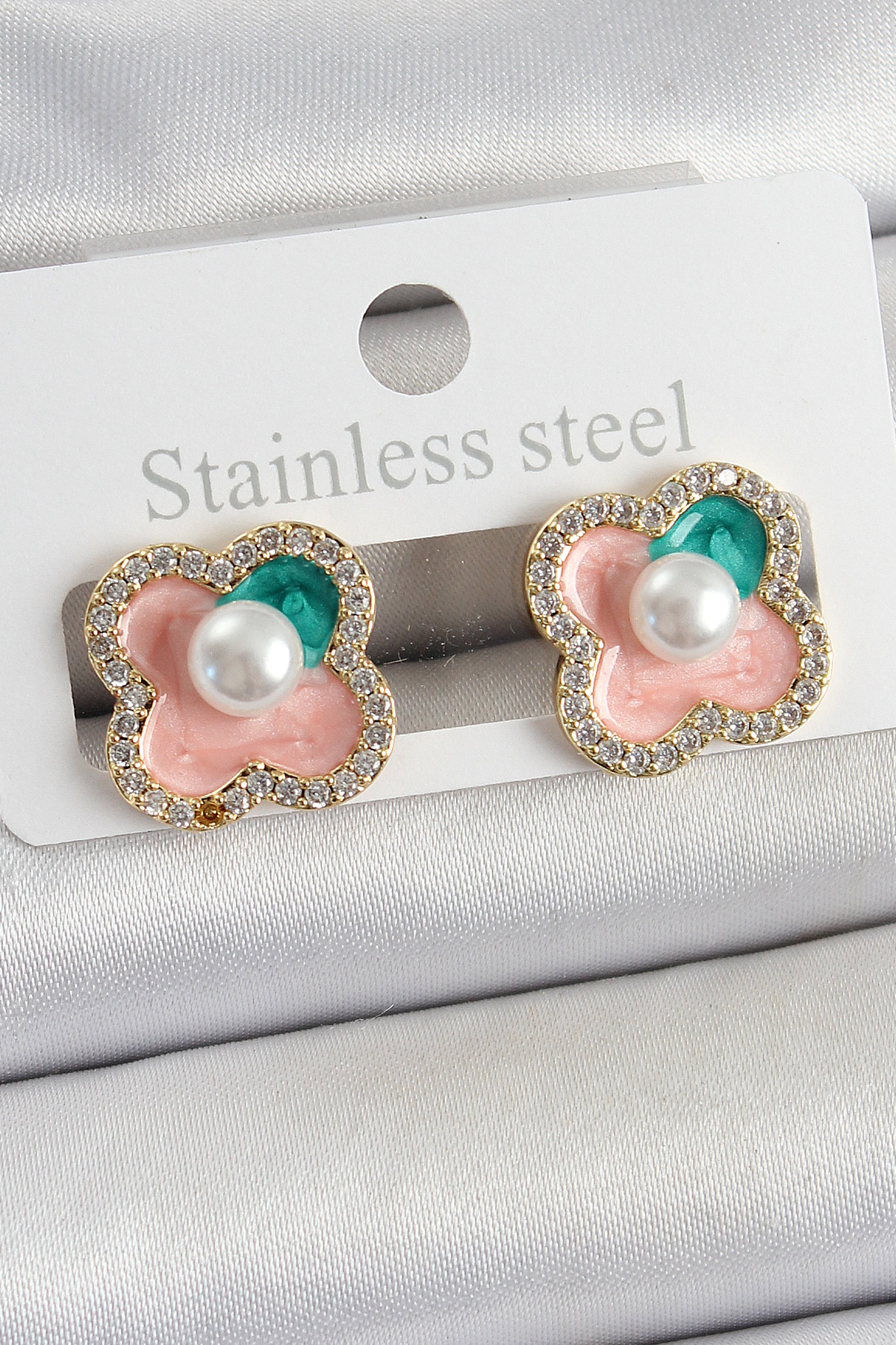 Pirinç Pembe Mineli İnci Detaylı Zirkon Taşlı Sanatsal Portre Yonca Model Gold Renk Kadın Küpe 5886 1 Pirinç Pembe Mineli İnci Detaylı Zirkon Taşlı Sanatsal Portre Yonca Model Gold Renk Kadın Küpe 5886