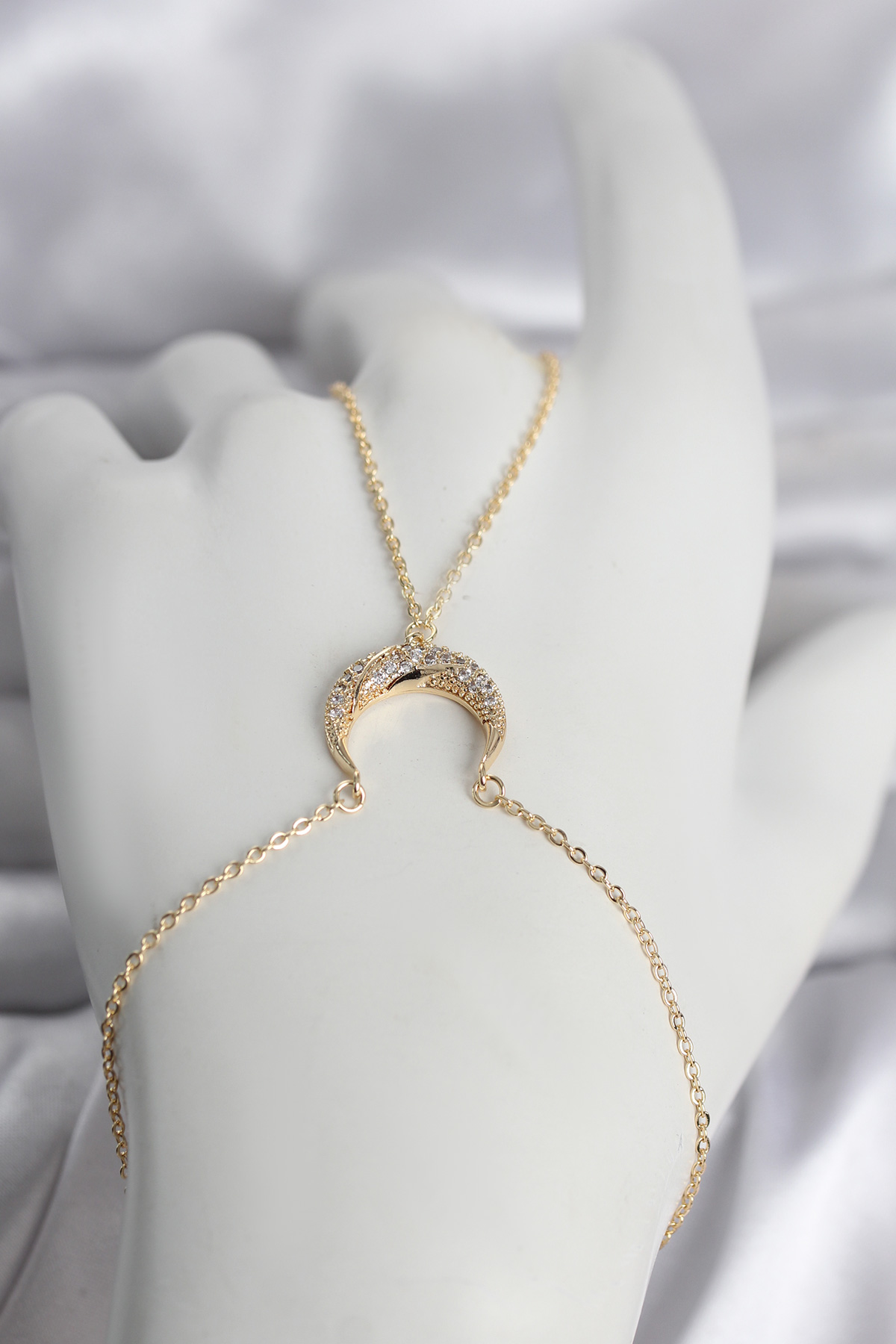 Pirinç Gold Renk Hilal Model Zirkon Taşlı Kadın Şahmeran 5886 1 Pirinç Gold Renk Hilal Model Zirkon Taşlı Kadın Şahmeran 5886
