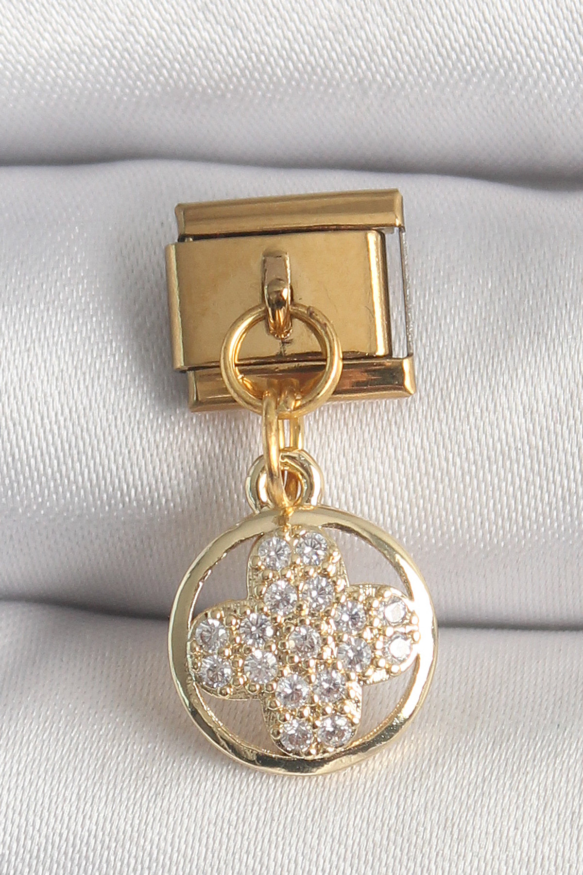 316L Çelik Gold Renk Sallantı Zirkon Taşlı Yonca Model Nomination Charm 5886 1 316L Çelik Gold Renk Sallantı Zirkon Taşlı Yonca Model Nomination Charm 5886