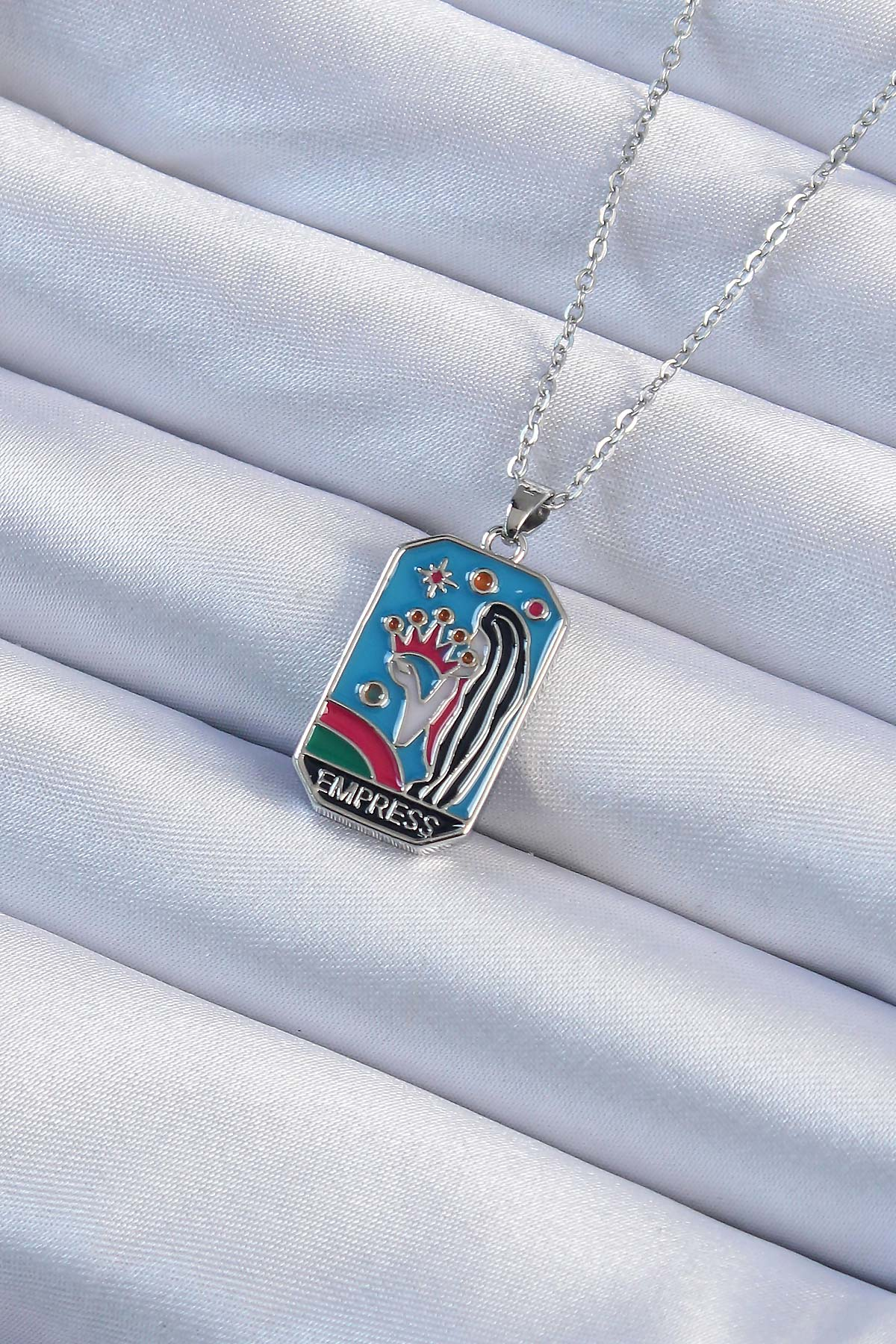 316L Çelik Zincir Gümüş Renk Taç ve Kız Figürlü Renkli Mineli Tarot Kolye 5886 1 316L Çelik Zincir Gümüş Renk Taç ve Kız Figürlü Renkli Mineli Tarot Kolye 5886