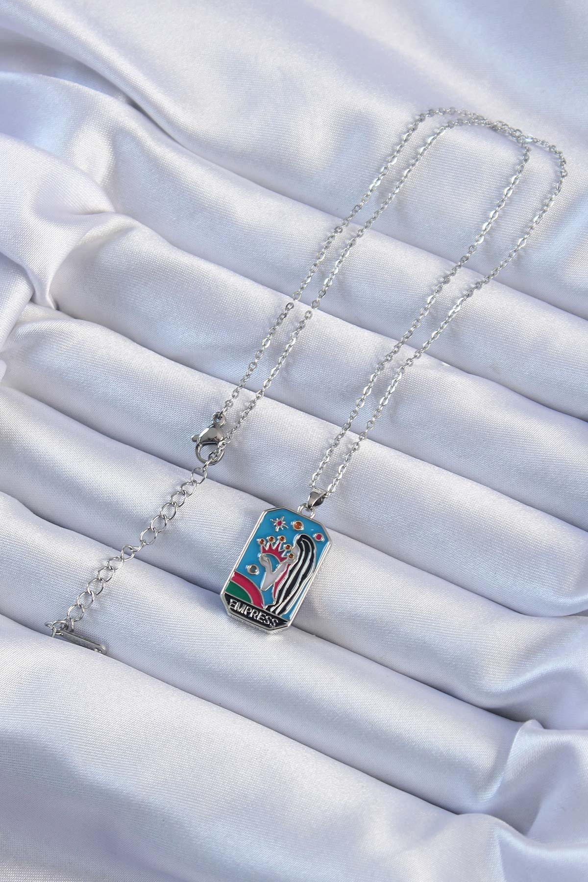 316L Çelik Zincir Gümüş Renk Taç ve Kız Figürlü Renkli Mineli Tarot Kolye 5886 2 316L Çelik Zincir Gümüş Renk Taç ve Kız Figürlü Renkli Mineli Tarot Kolye 5886 - Görsel 2