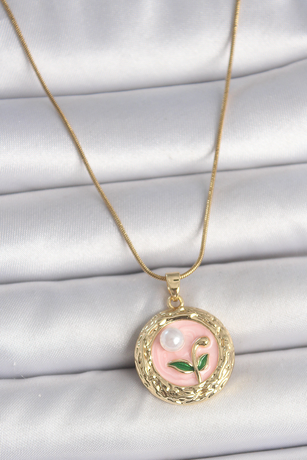 316L Çelik Gold Renk Zincir Pembe Çiçek İşlemeli inci Detay Portre Model Kadın Kolye 5886 1 316L Çelik Gold Renk Zincir Pembe Çiçek İşlemeli inci Detay Portre Model Kadın Kolye 5886