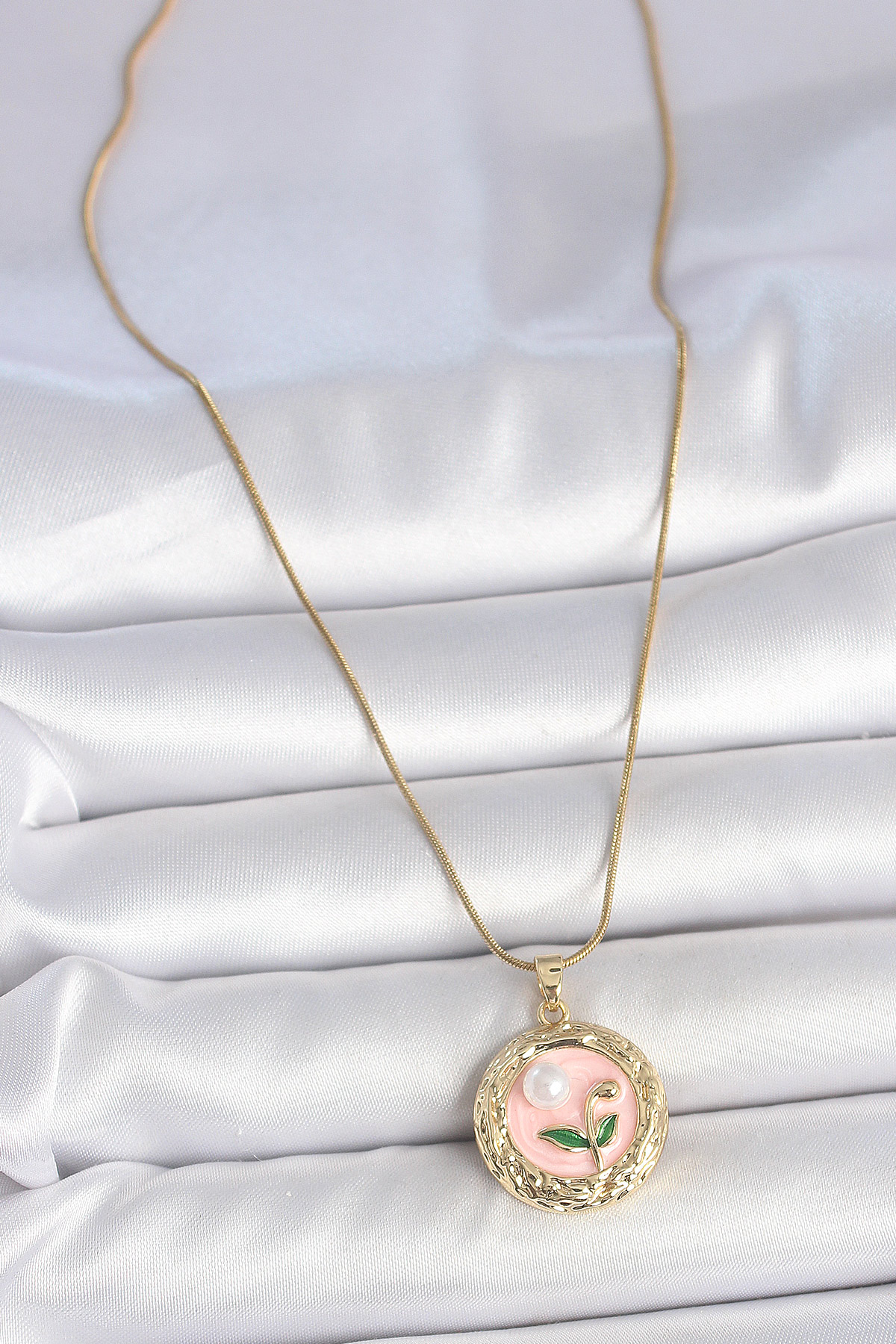 316L Çelik Gold Renk Zincir Pembe Çiçek İşlemeli inci Detay Portre Model Kadın Kolye 5886 2 316L Çelik Gold Renk Zincir Pembe Çiçek İşlemeli inci Detay Portre Model Kadın Kolye 5886 - Görsel 2