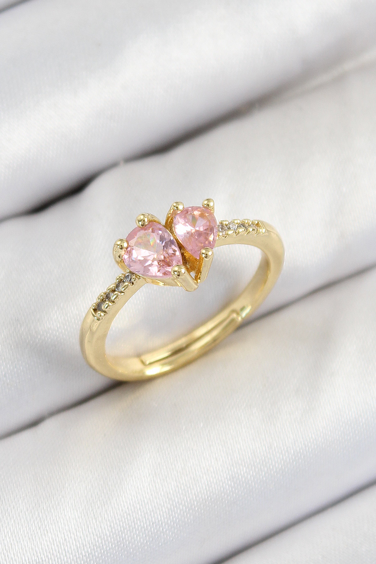 Pirinç Zirkon Taşlı Pembe Kalp Model Gold Renk Kadın Yüzük 5886 1 Pirinç Zirkon Taşlı Pembe Kalp Model Gold Renk Kadın Yüzük 5886