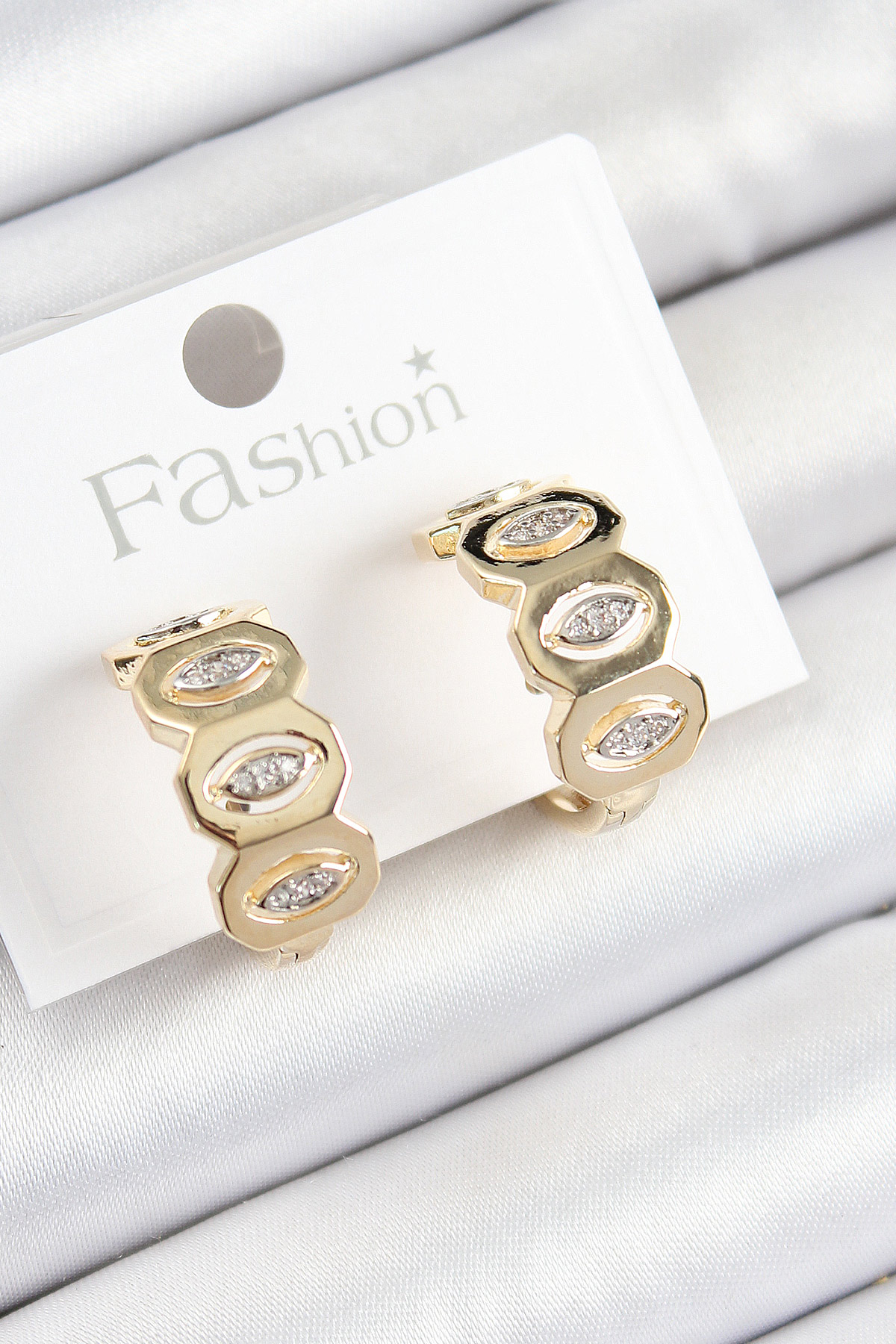 Pirinç Zirkon Taşlı Damla Figürlü Halka Model Gold Renk Kadın Küpe 5886 1 Pirinç Zirkon Taşlı Damla Figürlü Halka Model Gold Renk Kadın Küpe 5886