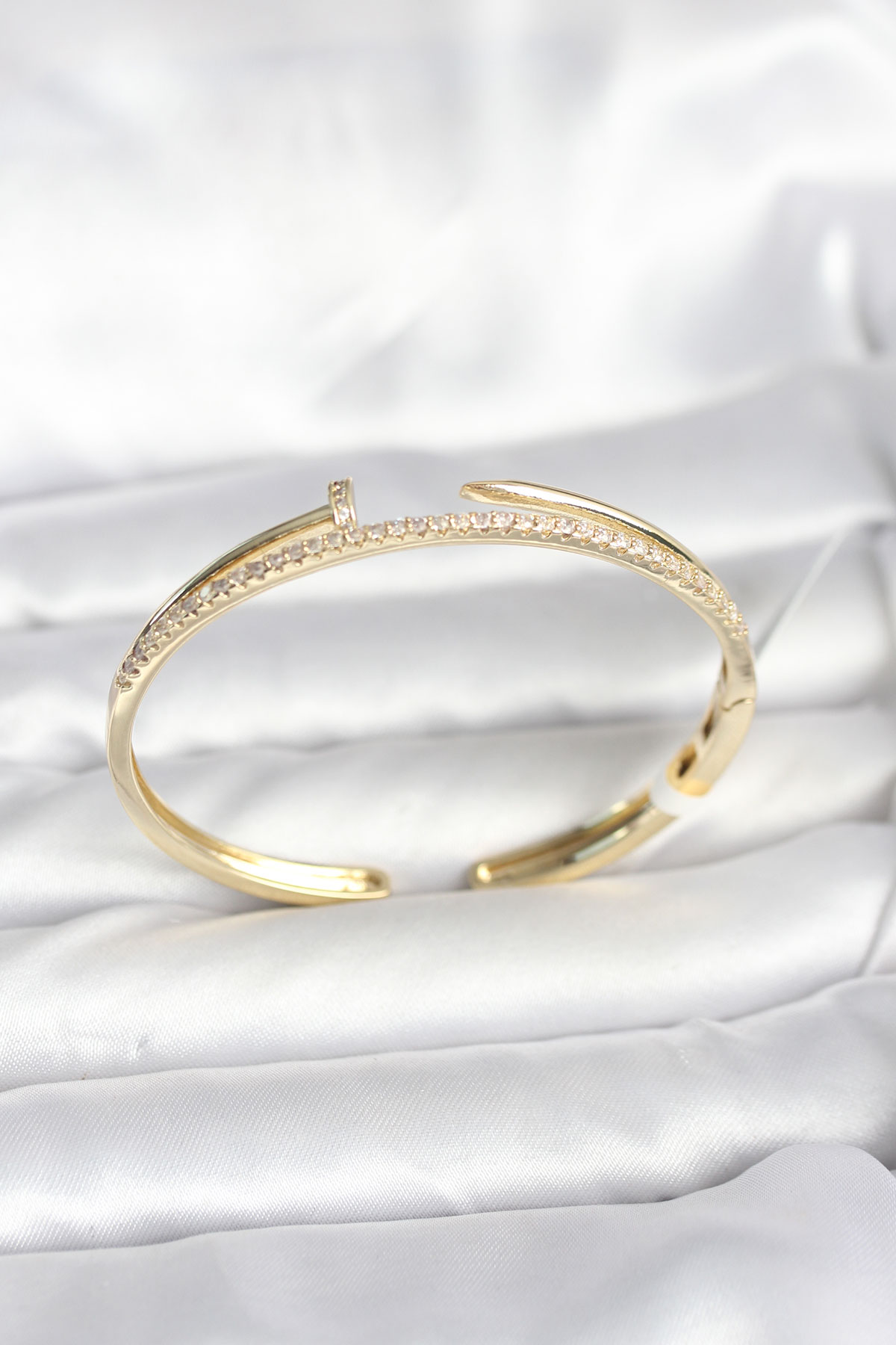 Pirinç Gold Renk Zirkon Taşlı Çivi Model Kadın Kelepçe Bileklik 5886 1 Pirinç Gold Renk Zirkon Taşlı Çivi Model Kadın Kelepçe Bileklik 5886