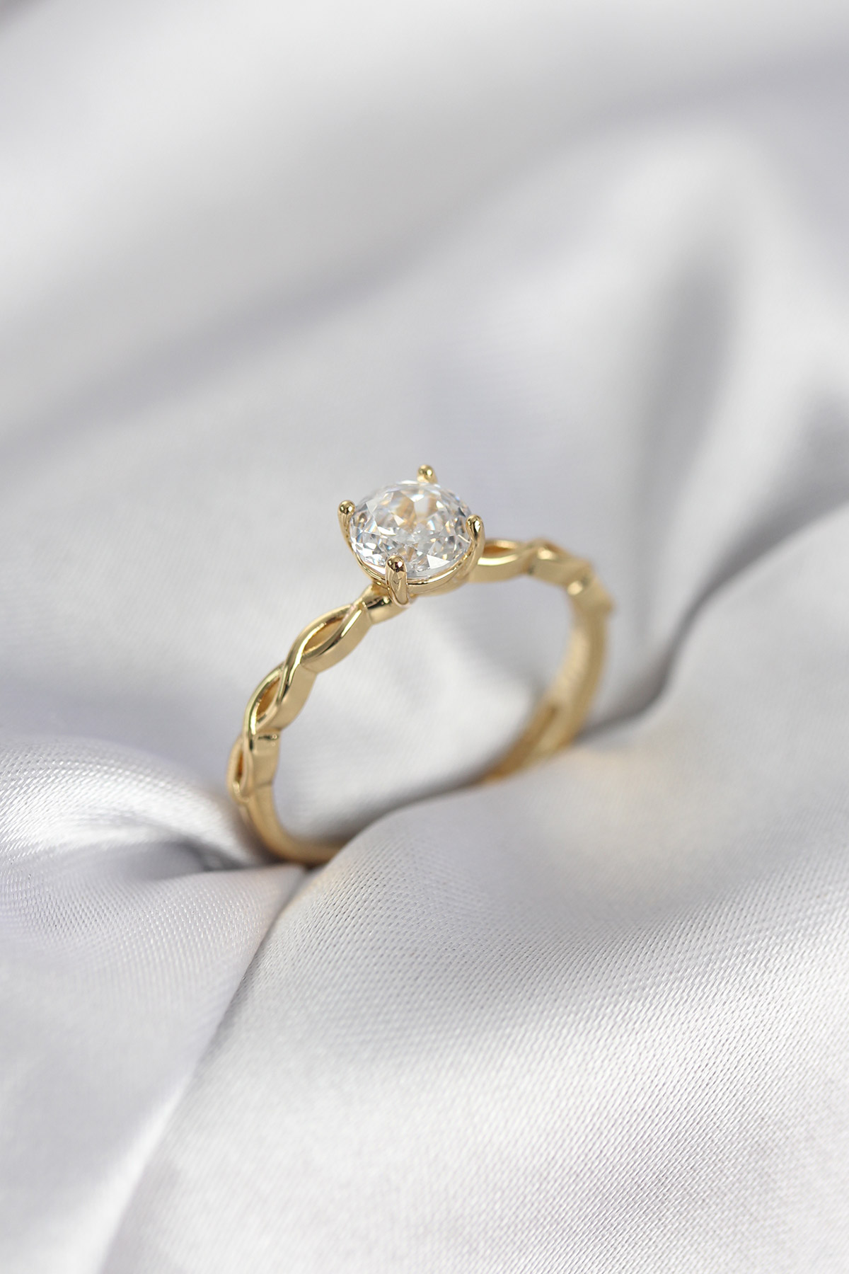 Gold Renk Sarmal Zincir Model Tek Taş Model Zirkon Taşlı Kadın Yüzük 5886 1 Gold Renk Sarmal Zincir Model Tek Taş Model Zirkon Taşlı Kadın Yüzük 5886