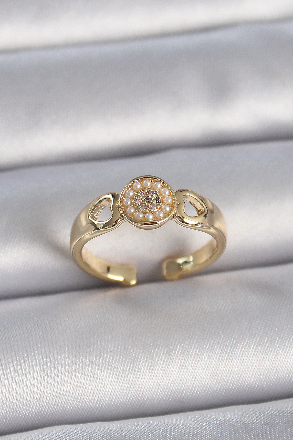 Pirinç Gold Renk Zirkon Taşlı İncili Kalp İşleme Detay Ayarlanabilir Kadın Yüzük 5886 1 Pirinç Gold Renk Zirkon Taşlı İncili Kalp İşleme Detay Ayarlanabilir Kadın Yüzük 5886