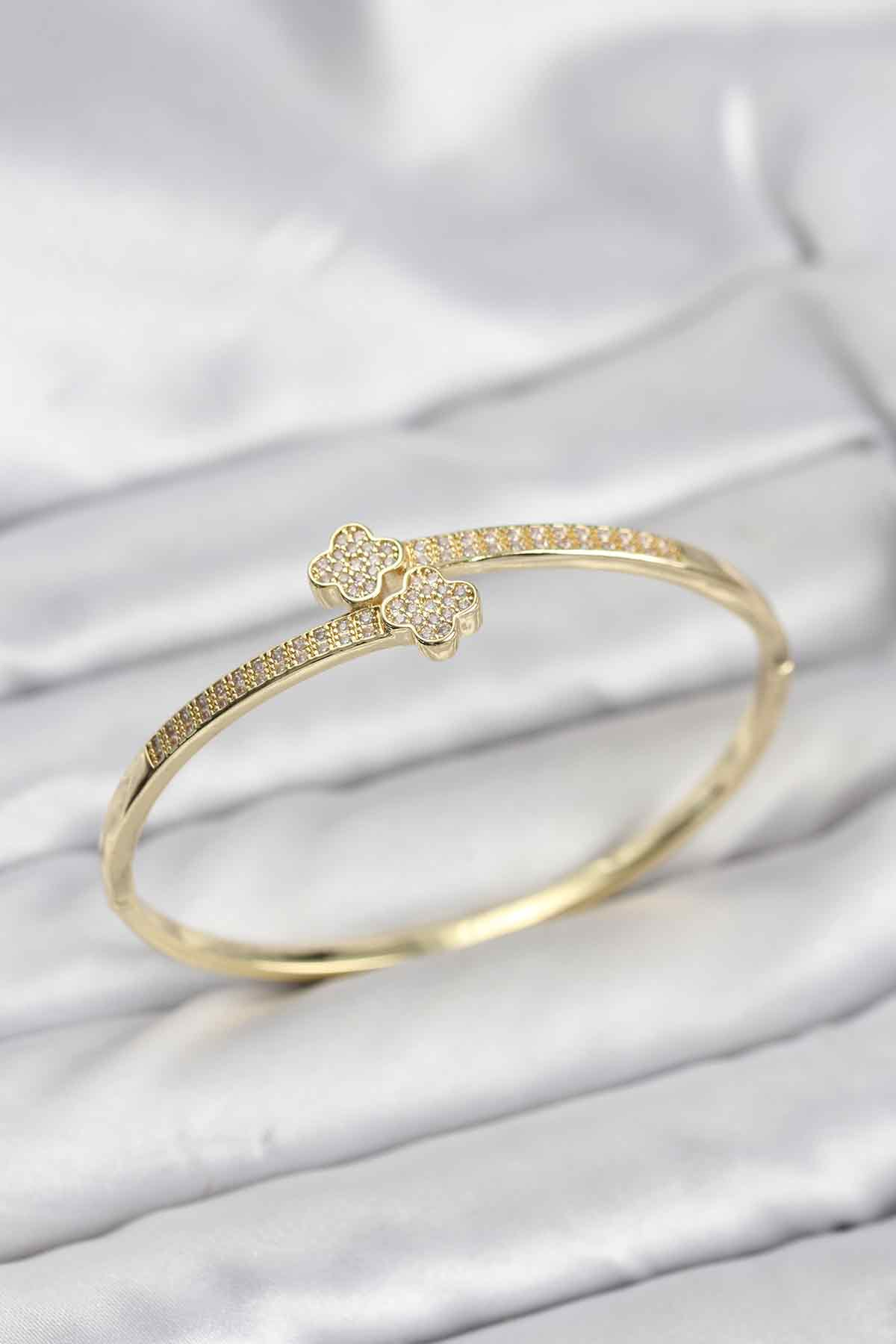 Pirinç Gold Renk Zirkon Taşlı Yonca Model Kadın Kelepçe Bileklik 5886 1 Pirinç Gold Renk Zirkon Taşlı Yonca Model Kadın Kelepçe Bileklik 5886