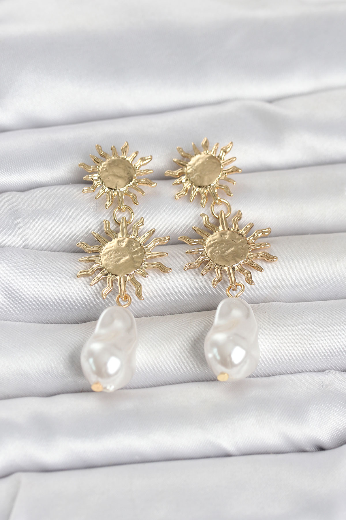 Gold Renk Pirinç Güneş Model Detaylı Kadın Küpe 5886 1 Gold Renk Pirinç Güneş Model Detaylı Kadın Küpe 5886