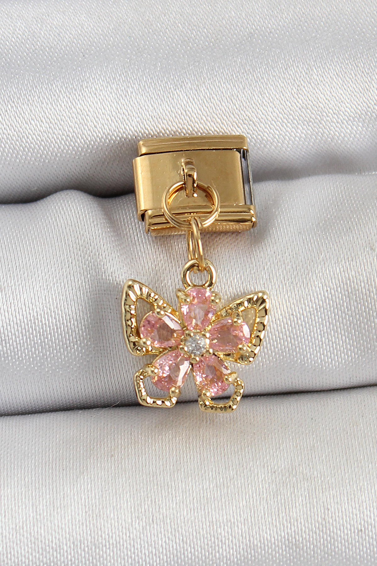 316L Çelik Sallantılı Zirkon Taşlı Çiçek Figürlü Kelebek Model Gold Renk Nomination Charm 5886 1 316L Çelik Sallantılı Zirkon Taşlı Çiçek Figürlü Kelebek Model Gold Renk Nomination Charm 5886