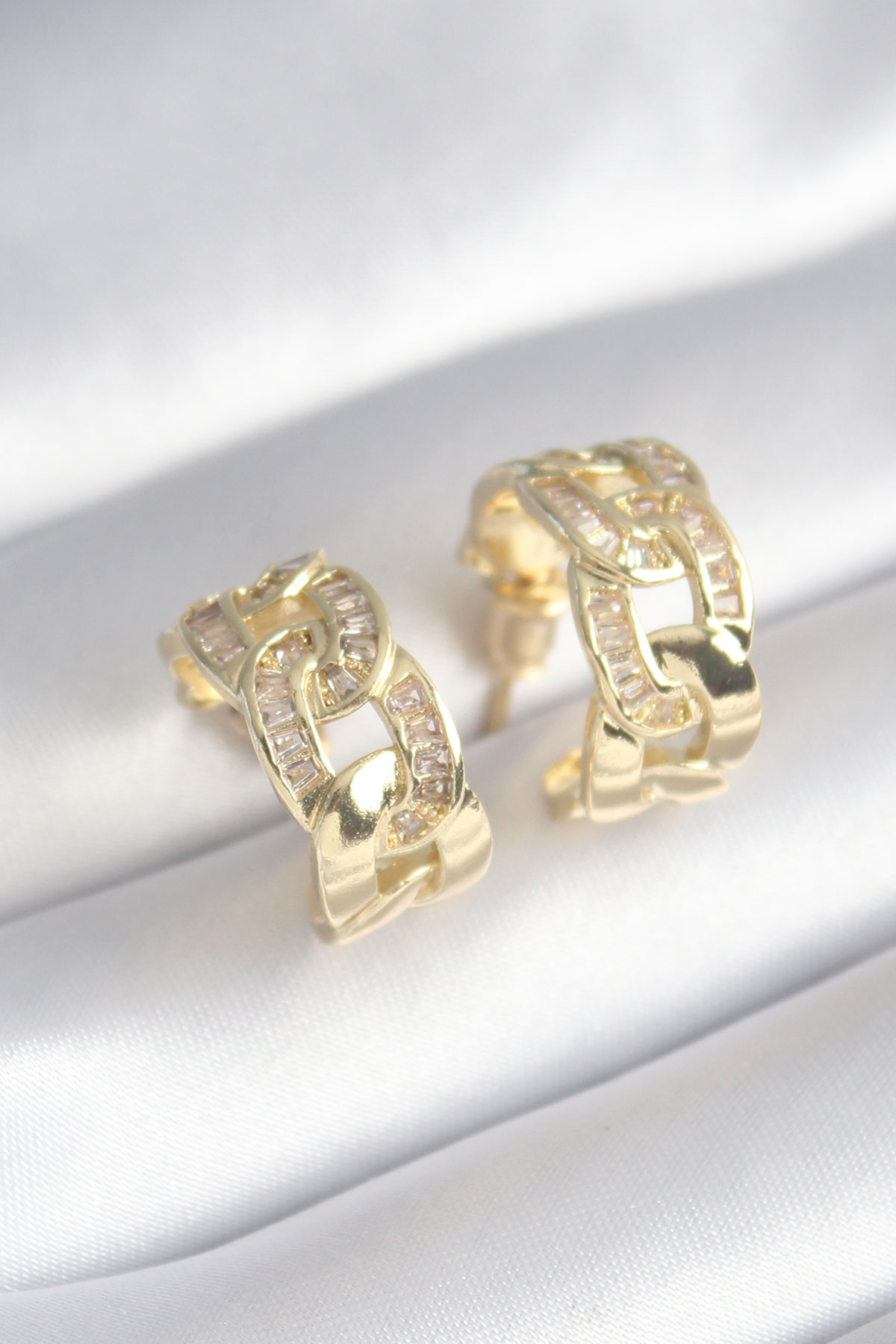 Pirinç Gold Renk Zirkon Taş Detay Zincir Model Kadın Küpe 5886 1 Pirinç Gold Renk Zirkon Taş Detay Zincir Model Kadın Küpe 5886