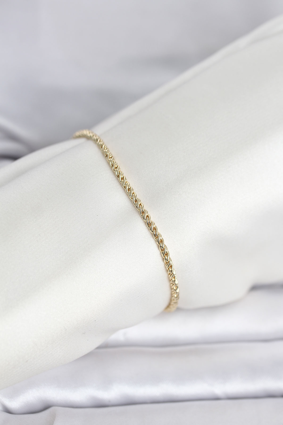 CM 14K Gold Renk Burgulu Zincir Model Kadın Bileklik 5886 1 CM 14K Gold Renk Burgulu Zincir Model Kadın Bileklik 5886