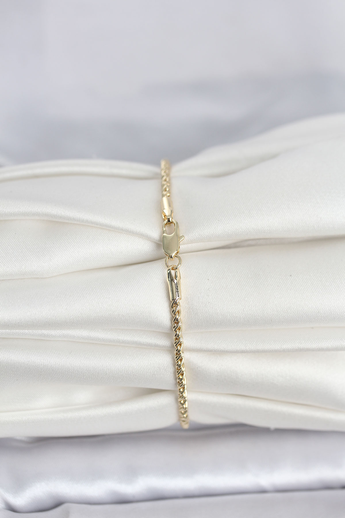 CM 14K Gold Renk Burgulu Zincir Model Kadın Bileklik 5886 2 CM 14K Gold Renk Burgulu Zincir Model Kadın Bileklik 5886 - Görsel 2