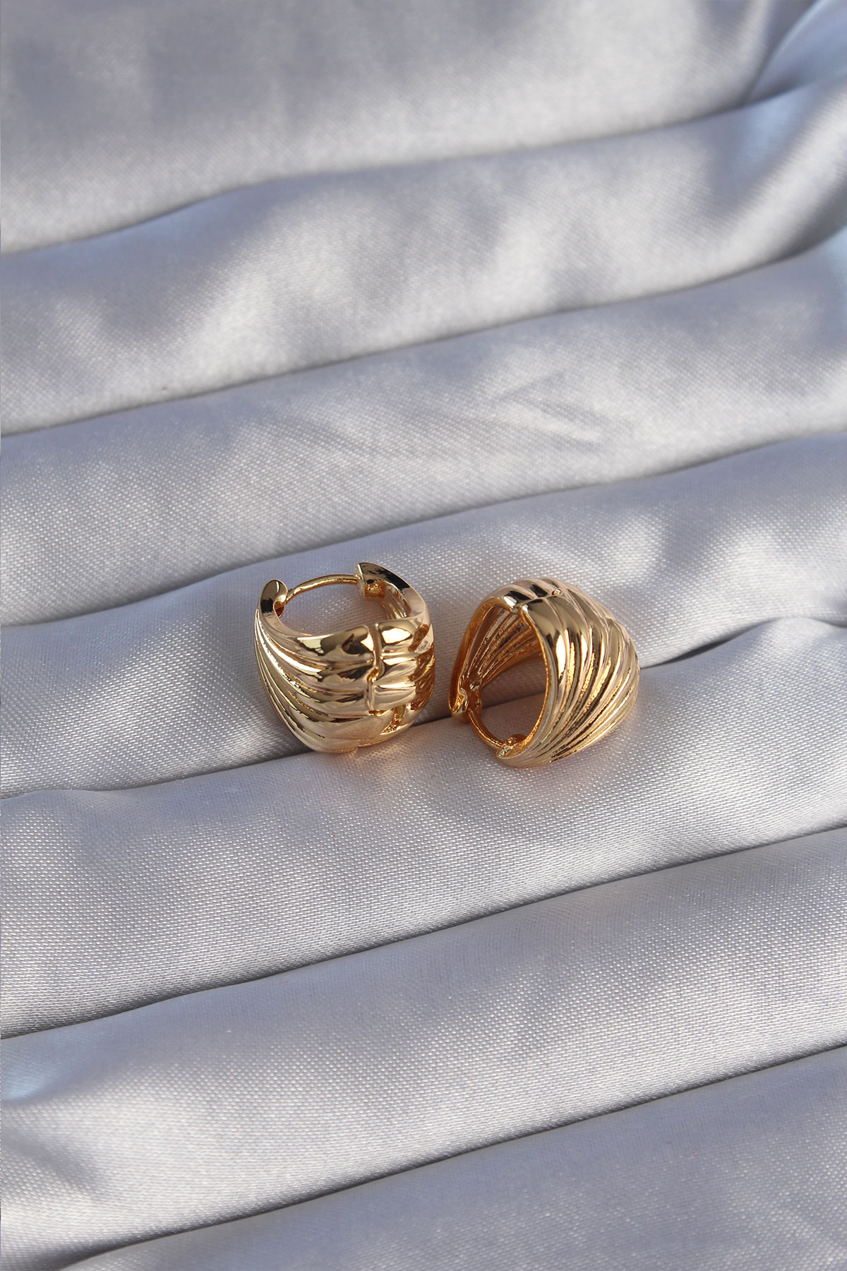 Pirinç Gold Renk Tırtıklı Minimal Bombeli Tasarım Küpe 5886 2 Pirinç Gold Renk Tırtıklı Minimal Bombeli Tasarım Küpe 5886 - Görsel 2
