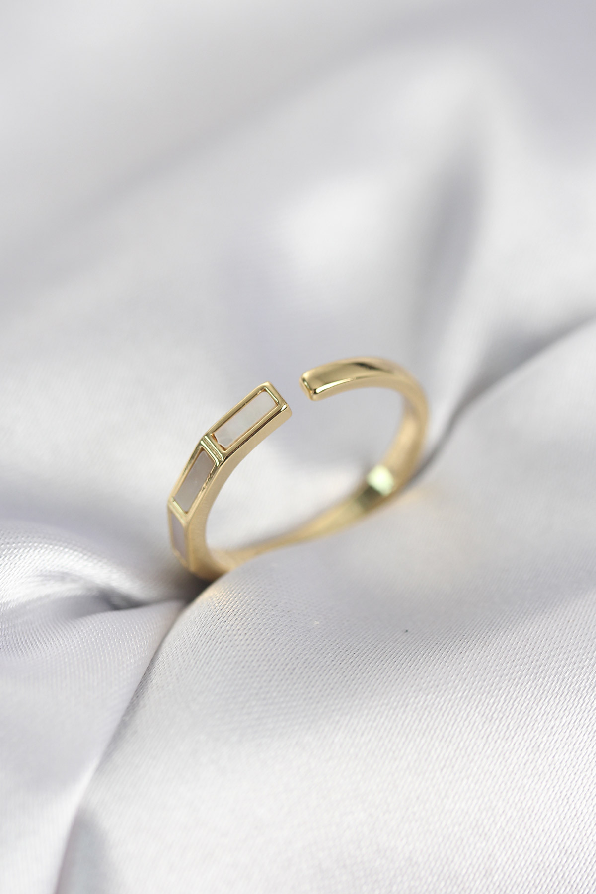 Gold Renk Sedefli Çubuk Model Kadın Yüzük 5886 1 Gold Renk Sedefli Çubuk Model Kadın Yüzük 5886