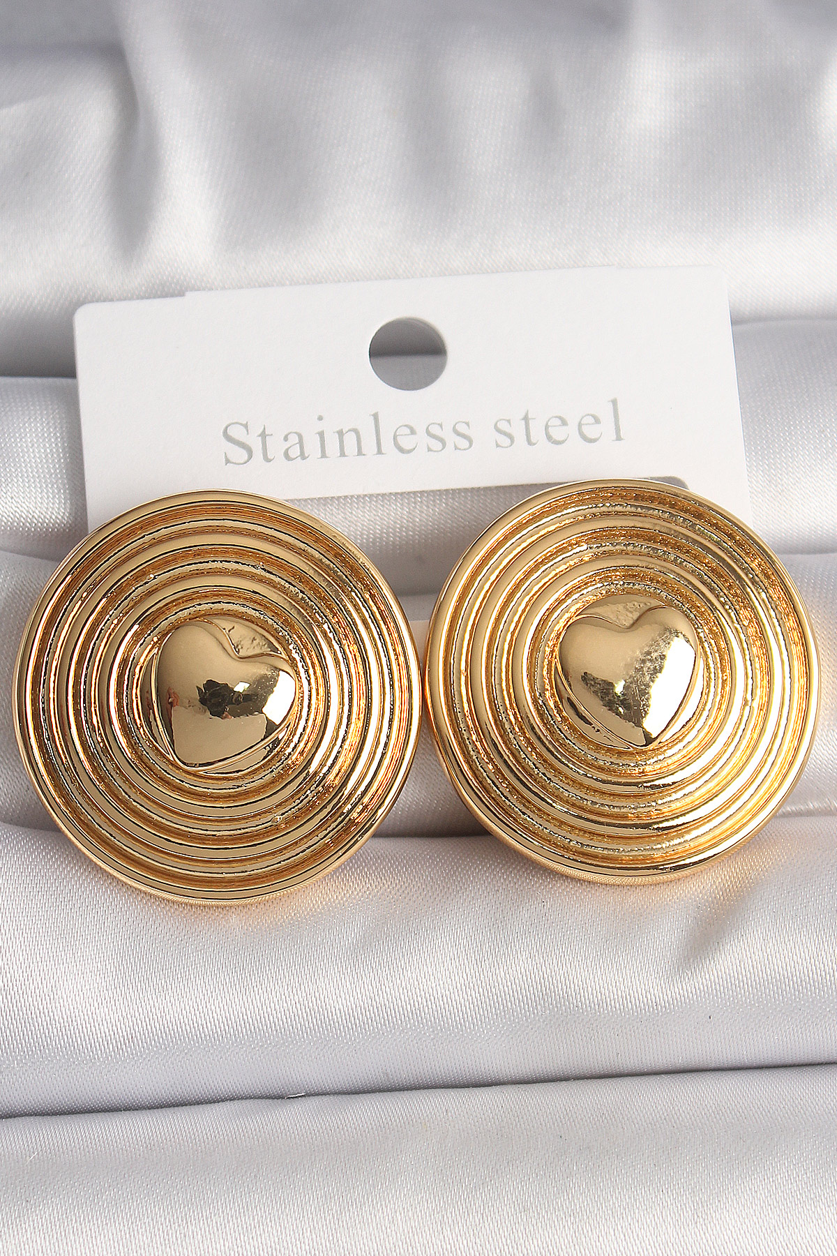 Pirinç Gold Renk Kalp İşlemeli Daire Plaka Model Kadın Küpe 5886 1 Pirinç Gold Renk Kalp İşlemeli Daire Plaka Model Kadın Küpe 5886