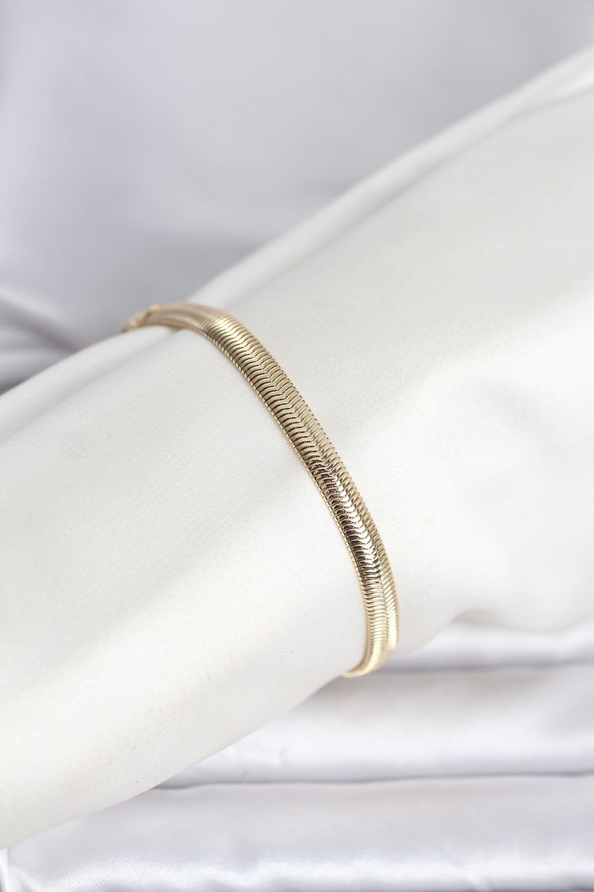 CM 14K Gold Renk Yassı Zincir Yılan Model Kadın Bileklik 5886 1 CM 14K Gold Renk Yassı Zincir Yılan Model Kadın Bileklik 5886