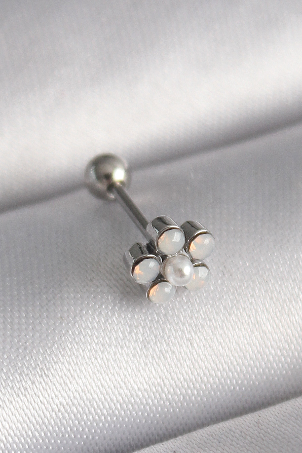 316L Çelik Gümüş Renk Zirkon Taşlı Çiçek Model Tragus Piercing 5886 1 316L Çelik Gümüş Renk Zirkon Taşlı Çiçek Model Tragus Piercing 5886