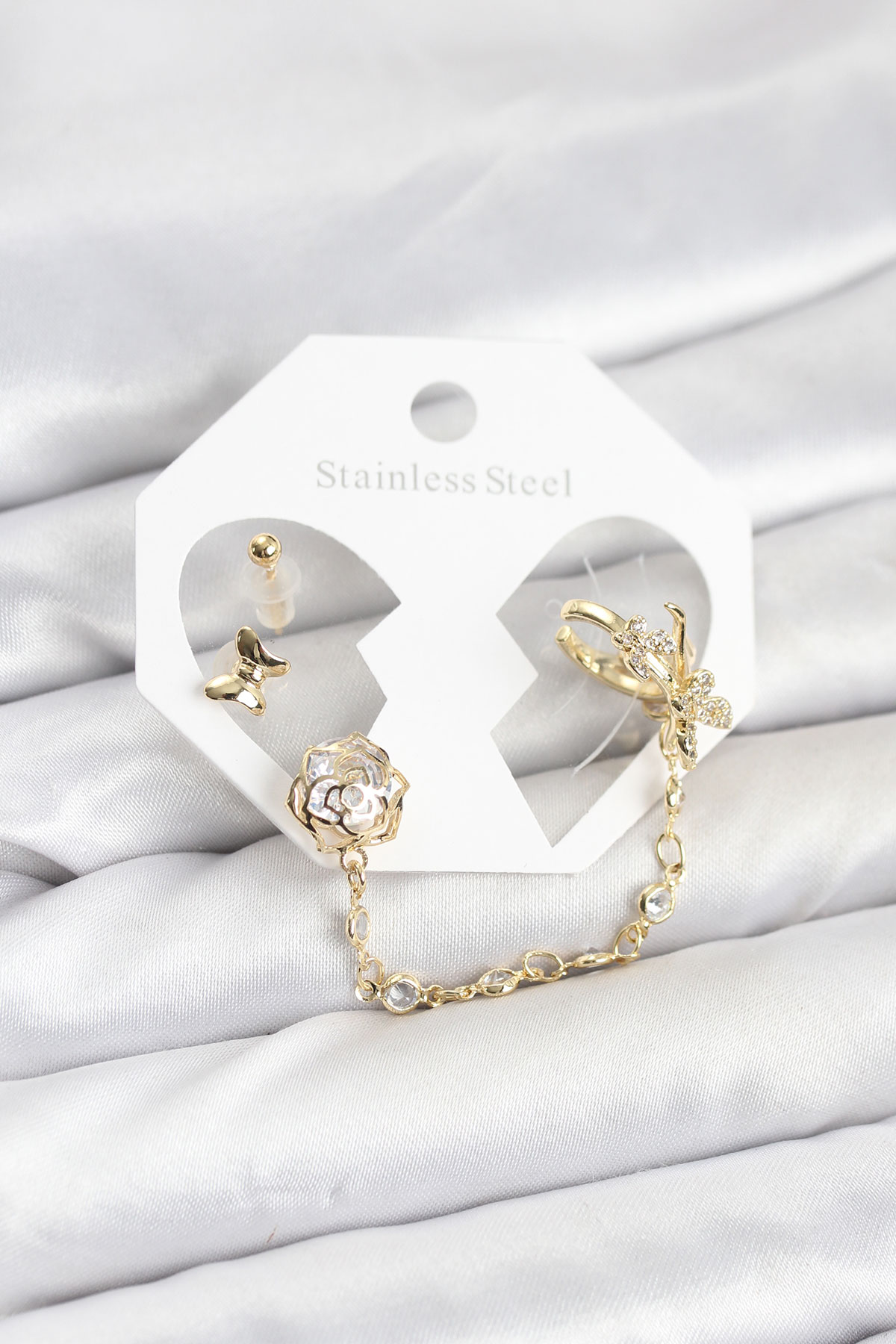 Pirinç Gold Renk Kelebekli Model Zincir Bağlantılı Ear Cuff Küpe Seti 5886 1 Pirinç Gold Renk Kelebekli Model Zincir Bağlantılı Ear Cuff Küpe Seti 5886
