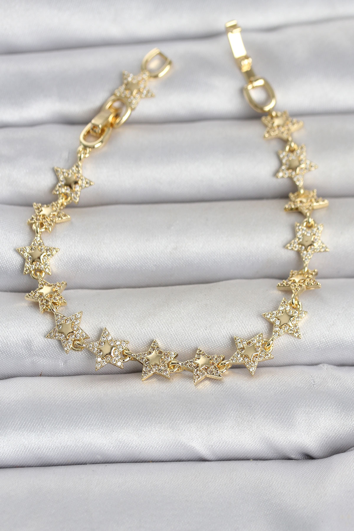 Sıralı Yıldız Model Zirkon Taşlı Gold Renk Pirinç Kadın Bileklik 5886 1 Sıralı Yıldız Model Zirkon Taşlı Gold Renk Pirinç Kadın Bileklik 5886