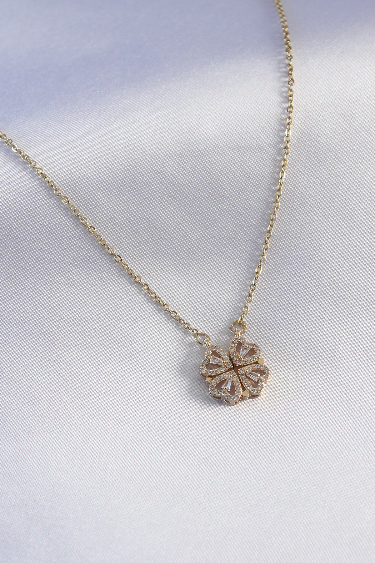 316L Çelik Gold Renk Açılır Zirkon Taşlı Yonca Model Kadın Kolye 5886 1 316L Çelik Gold Renk Açılır Zirkon Taşlı Yonca Model Kadın Kolye 5886