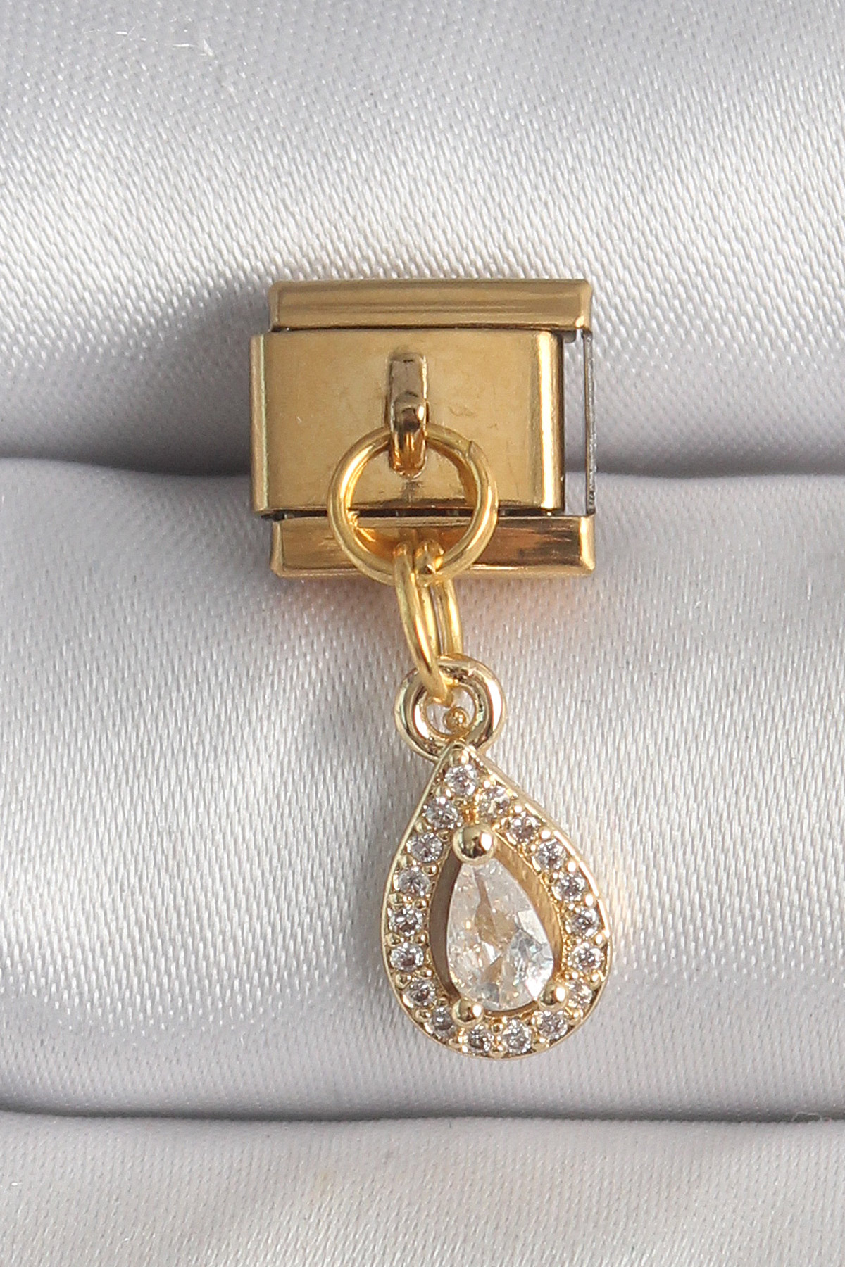 316L Çelik Gold Renk Sallantı Damla Zirkon Taşlı Nomination Charm 5886 1 316L Çelik Gold Renk Sallantı Damla Zirkon Taşlı Nomination Charm 5886