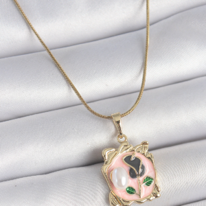 316L Çelik Gold Renk Zincir Pembe Mineli Çiçek İşlemli İnci Detay Portre Model Kadın Kolye 5886