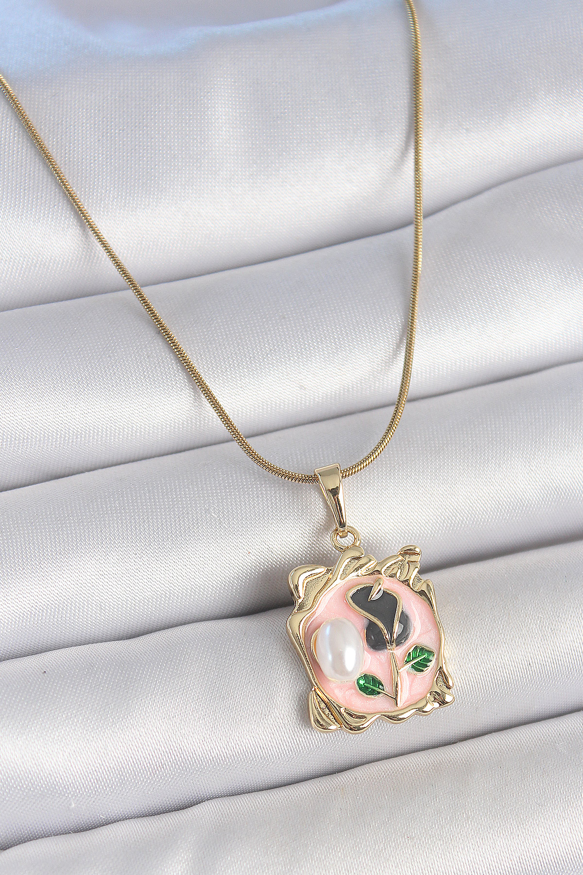 316L Çelik Gold Renk Zincir Pembe Mineli Çiçek İşlemli İnci Detay Portre Model Kadın Kolye 5886 1 316L Çelik Gold Renk Zincir Pembe Mineli Çiçek İşlemli İnci Detay Portre Model Kadın Kolye 5886