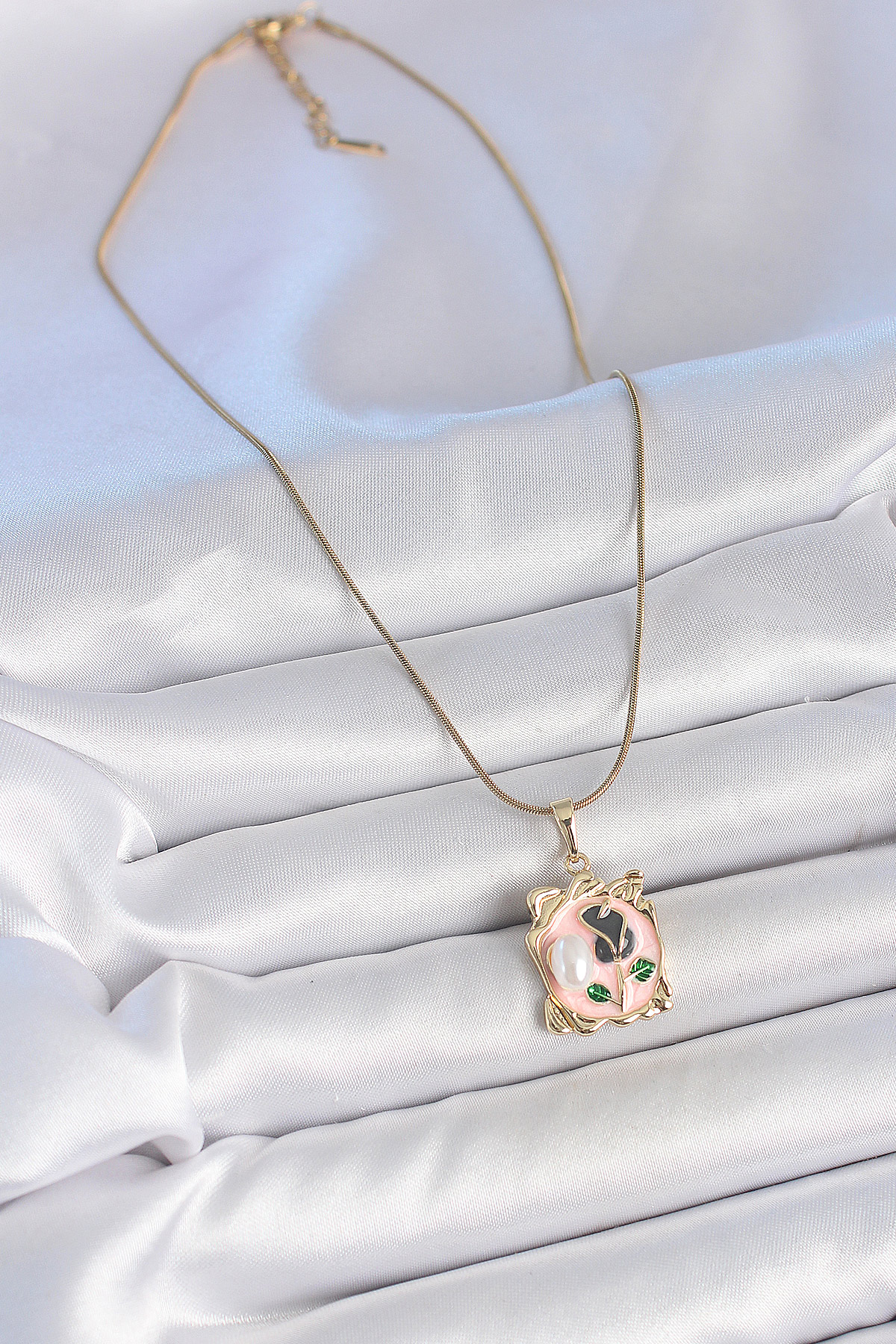 316L Çelik Gold Renk Zincir Pembe Mineli Çiçek İşlemli İnci Detay Portre Model Kadın Kolye 5886 2 316L Çelik Gold Renk Zincir Pembe Mineli Çiçek İşlemli İnci Detay Portre Model Kadın Kolye 5886 - Görsel 2